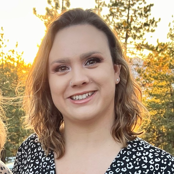 Meet your Posher, Courtney - Picture 2 of 2